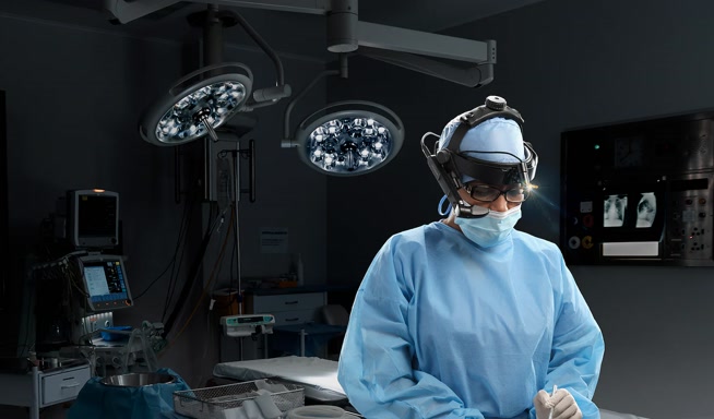 Surgeon using smart glasses in an operating room