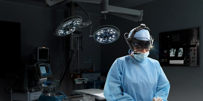 Surgeon using smart glasses in an operating room